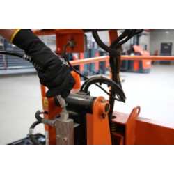 Mise en situation pompe à graisse électrique 20V SCHNEIDER 690 bars avec batterie Li-Ion 2Ah_ref SOD50450-1